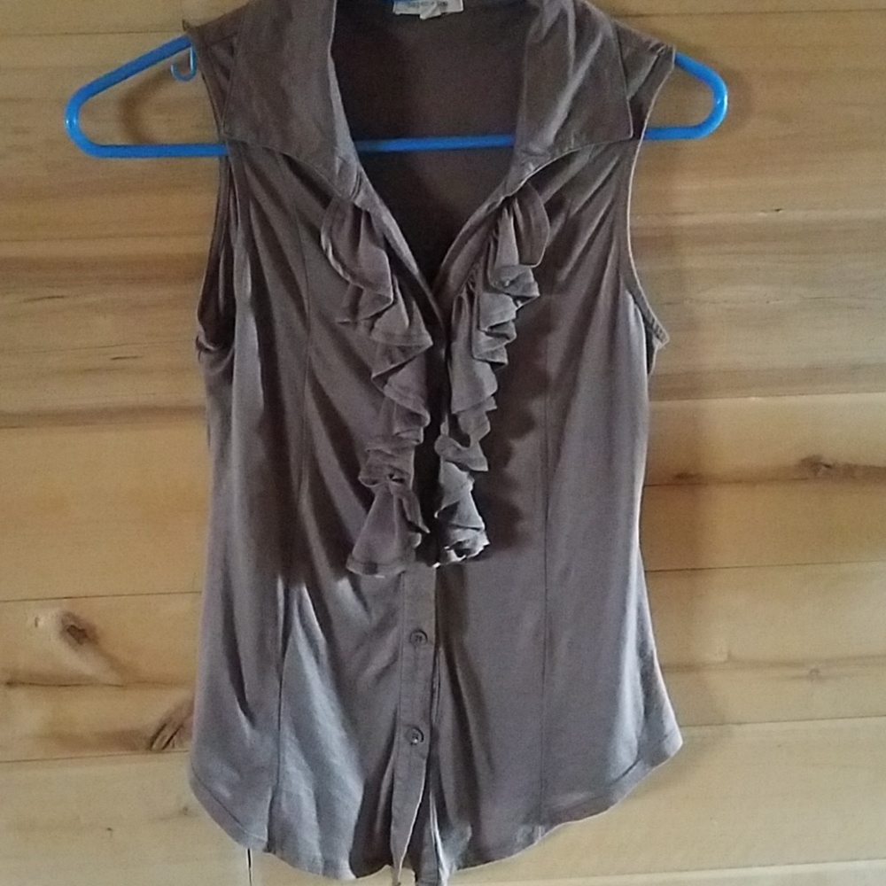 Sleeveless brown shirt.